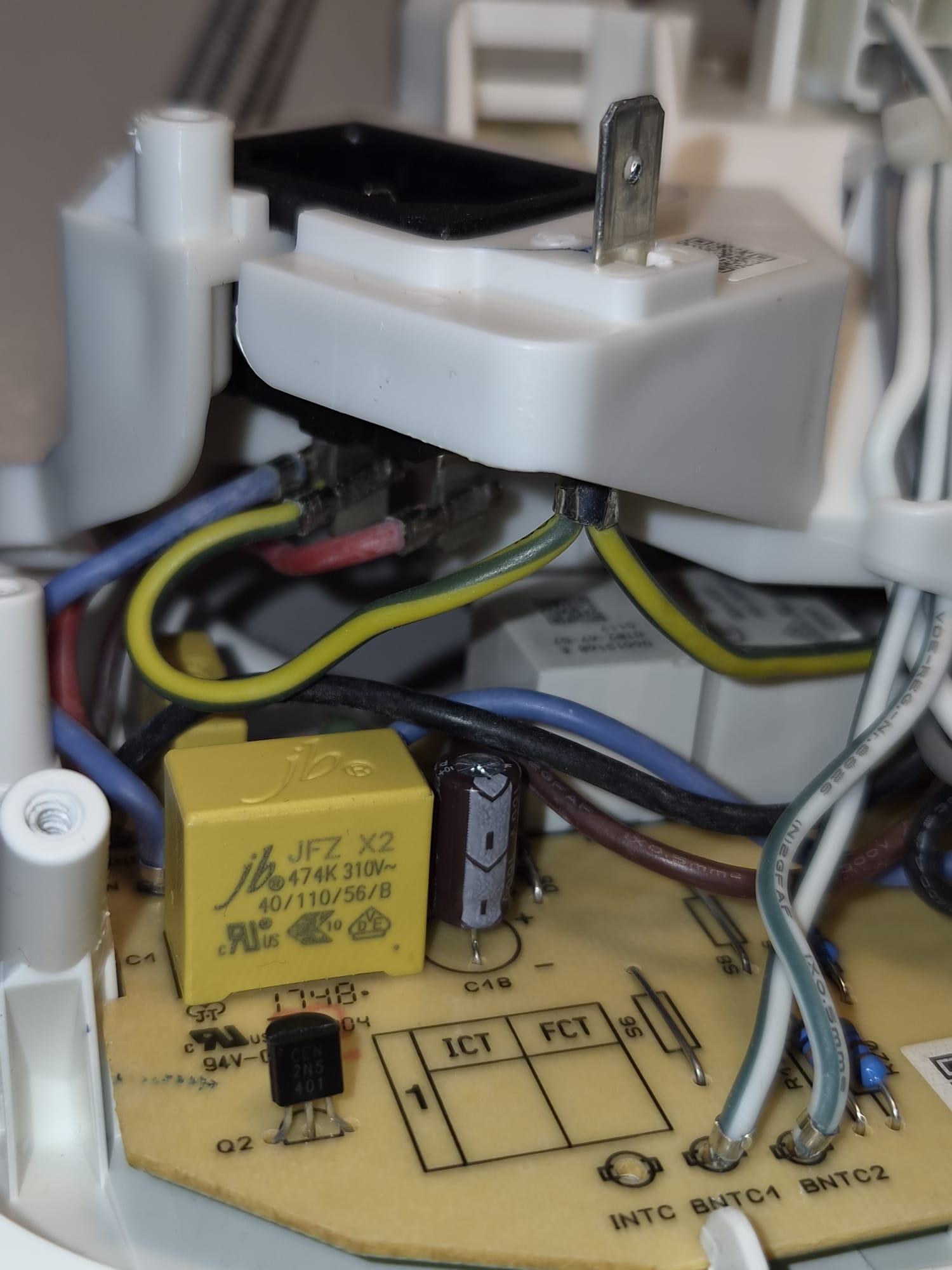 PCB con i nuovi condensatori