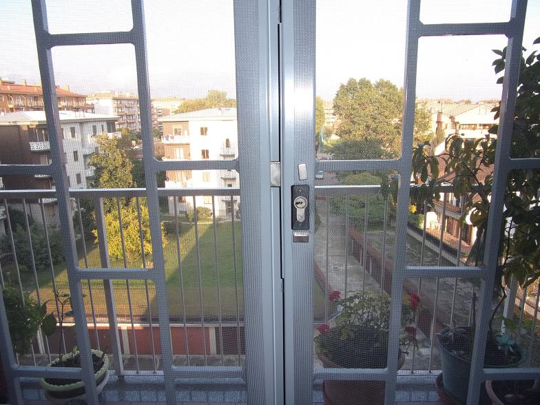 centrale interno si vedono 2 calamite