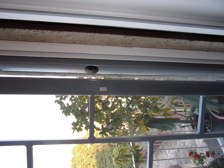 lato destro da interno, sono ancora solo 10 calamite per mezza inferriata si vede 1 calamita