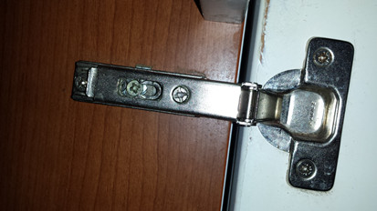 Questo è il vecchio tipo, montato sull'anta che voglio eliminare