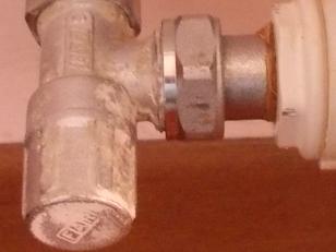 perdita dove il tubo entra nel calorifero