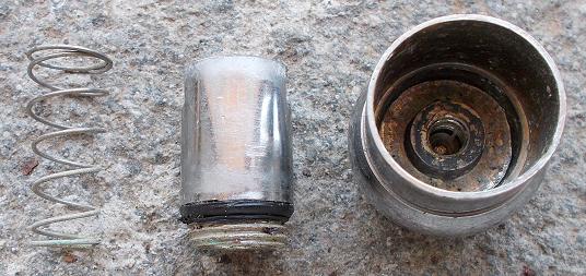 miscelatore pomolo sup smontato DSCN1662_2.JPG