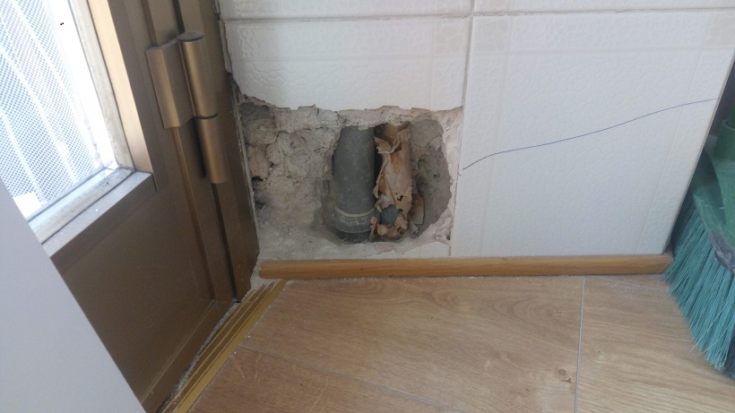 tubo scarico lavatrice e tubo con avvolgimento giallo in carta