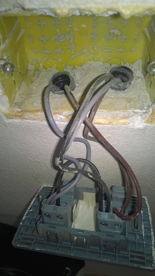 la scatola coi due interruttori