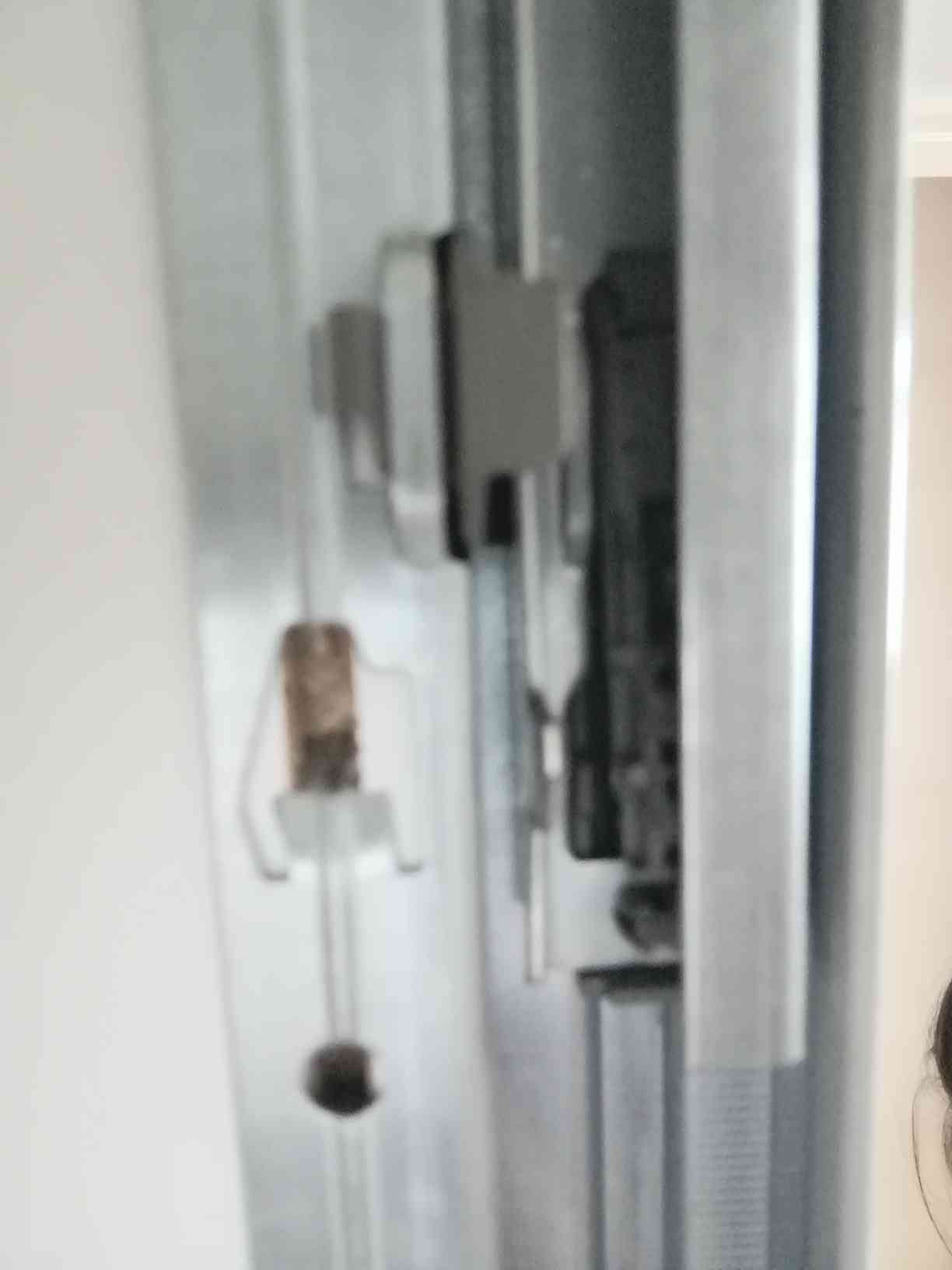 Questa clip si sgancia quando tiro verso l'alto il cassetto, ma poi rimane attaccato alla fine