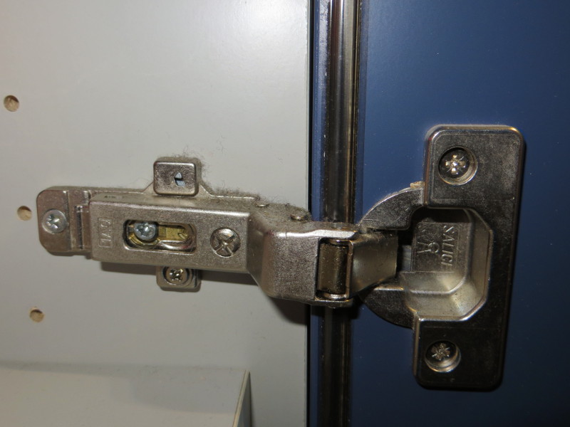 Una delle altre cerniere dell'armadio
