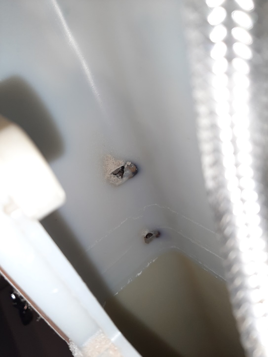 Cassetta bagno bucata.jpg