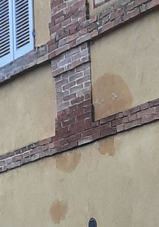 Macchia in facciata.jpg