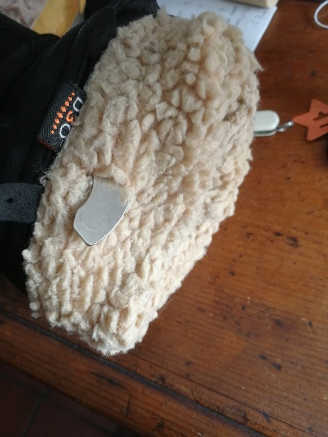 Calamita nell'imbottitura del guanto.JPEG