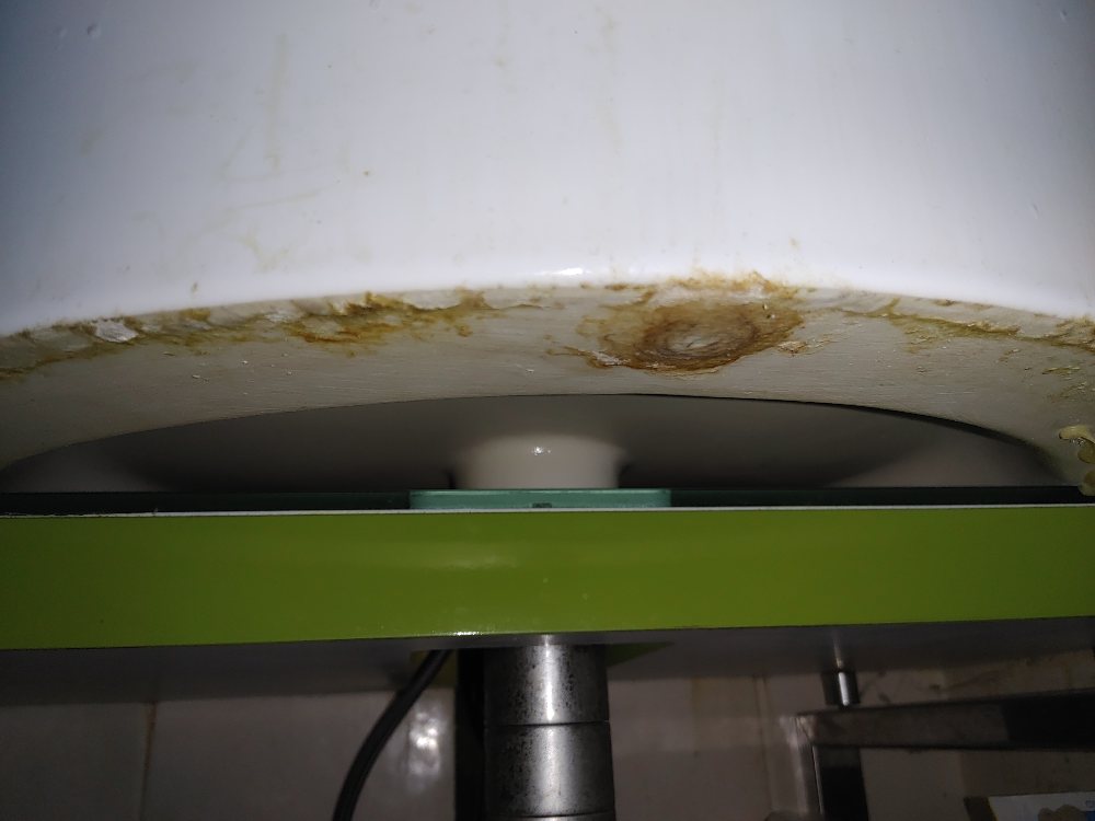 Lavandino visto da sotto dove perde acqua