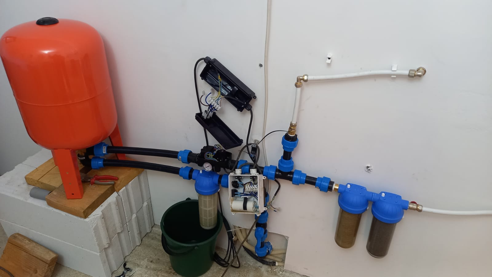 Qui sono state fatte prove con 2 pompe differenti quella con condensatore nero é quella troppo potente l'altra non arriva neanche a un bar