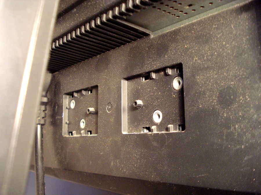 monitor back 4 screwholes DSC00789_2.JPG