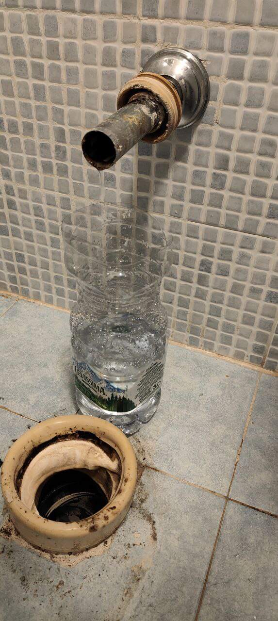 bottiglia d’acqua nello sciacquone